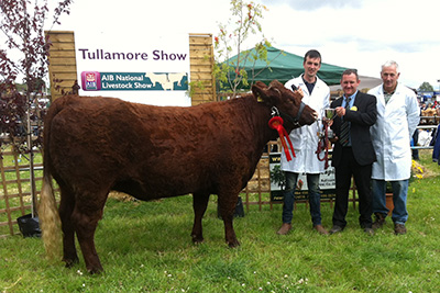 Tullamore Show, 1st Senior Heifer owner Tom & Pat McGreal with judge Allet Jones.